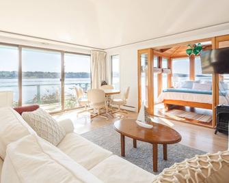 Hudson Riverfront Home - Catskill - Living room