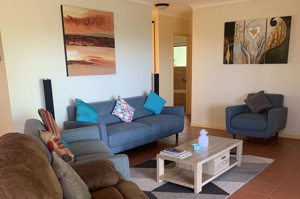 A picturesque 3 bedroom house with splendid views - Atherton - Living room