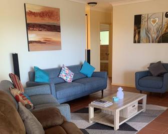 A picturesque 3 bedroom house with splendid views - Atherton - Huiskamer