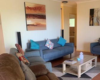 A picturesque 3 bedroom house with splendid views - Atherton - Living room