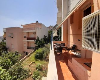 Apartment with Balcony and Parking - كافالا - شرفة