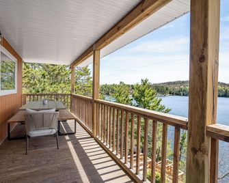 Denvic House - a private lakefront retreat - Spanish - Balcony