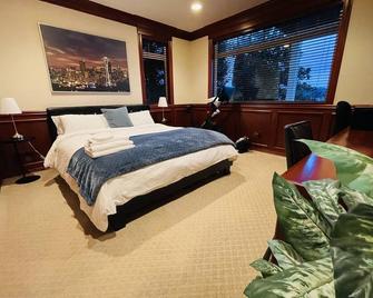 3 bed Lake Sammamish Waterfront + Peloton Bike - Bellevue - Bedroom