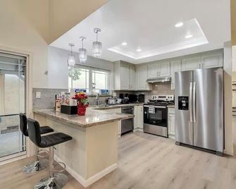 Charming 3-Bedroom House in Delightful San Jose With Ac/ Wifi/ Laundry/Parking - San Jose - Keittiö