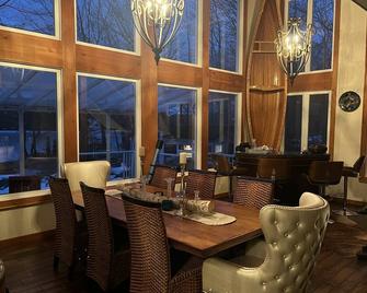 Luxury waterfront Cottage with tournament pickleball court and sandy clear beach - Mactier