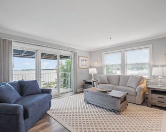 Balcony Bliss Over Lake Charlevoix | Waterfront Stay With Patio | Fireplace | - Boyne City - Living room