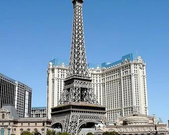 Heart of Las Vegas! Onsite Restaurant and Bar, Short Drive to The Strip! - Las Vegas - Bâtiment