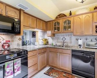 Home Away From Home, Private Room with a Private bathroom and balcony - Lauderhill - Kitchen