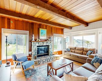 Panoramic Ocean and Sunset Views with EV Charging available - Cambria - Living room