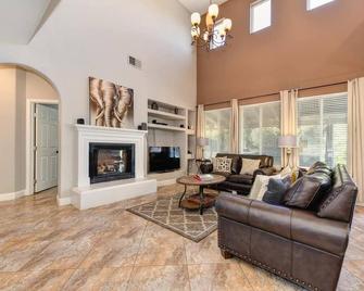 Wind House Luxury Next To Downtown Oldtown Airport Sleeptrain Arena Pool Sauna - Sacramento - Sala de estar