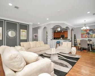 3BR 3Ba Upscale Luxury Home in The Heights - Houston - Living room