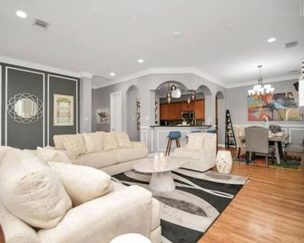 3br 3ba Upscale Luxury Home in The Heigh - Houston - Living room