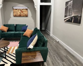Newly renovated 5bed/3bath townhouse in Station North arts district - Baltimore - Sala de estar