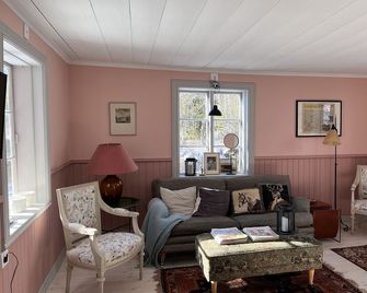 Cute cottage in the countryside in Sörmland with horses and forest as neighbors! - Alberga (Eskilstuna) - Wohnzimmer