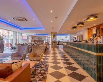 Ramada Encore by Wyndham Leicester City Centre - Leicester - Bar