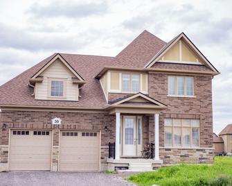 Bayfront Serenity Escape in Prince Edward County! - Trenton - Building