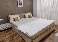 5 star service apartment opp airport - Surat - Bedroom