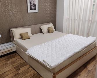 5 star service apartment opp airport - Surat - Bedroom