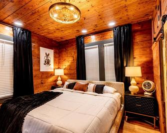 Best Location in Downtown NB Golf Cart Included! - New Braunfels - Bedroom