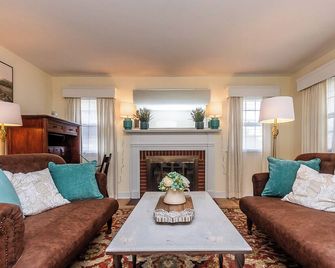 Walkable to UVA, and Fontaine Research park, Newly Renovated Home. - Charlottesville - Living room