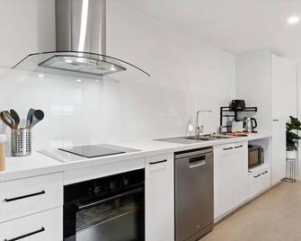 Cozy 1-Bed Studio Near Cafes and Shops - Carnegie - Kitchen