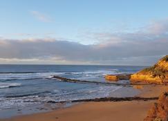 Surfers Shack - a surfer's paradise - Jan Juc - Beach