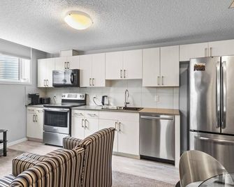 Spacious 2br Suite - Sw Edmonton - Edmonton - Kitchen