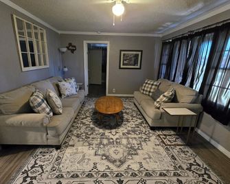3-bedroom 2-bath house in Borger with WiFi and Washer/dryer - Borger - Living room