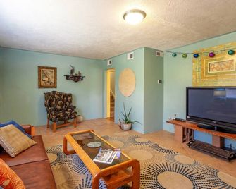 Bright & Sunny Home Near Zion - Hurricane - Living room