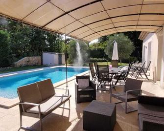 Provencal villa with swimming pool and 1400m2 grounds - Saint-Cézaire-sur-Siagne - Piscina
