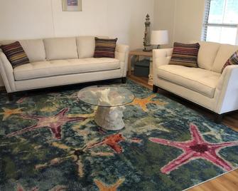 Waterfront, indoor pool, covered marina, fenced 3/2 home - Okeechobee - Living room
