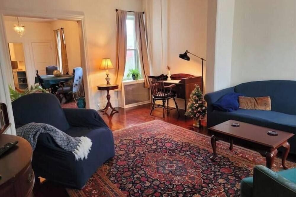 Historic Townhouse w/Antiques & Riverview