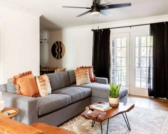 Stylish Downtown Nashville 3 Beds, 1 Bedroom with Private Patio, Parking - Nashville - Living room
