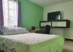 Adelle's Transient, spacious 3-bedroom homestay - Baguio - Bedroom