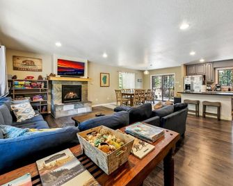 9 Beds, Hot Tub, Dog Friendly, Fenced Yard, Game Room with Pool Table and Arcade Games - South Lake Tahoe - Living room