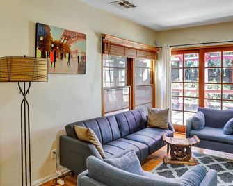 Entire House,Convinient location in Los Angeles , near Universal, Hollywood, Pets Friendly, Free WIFI - Van Nuys - Living room