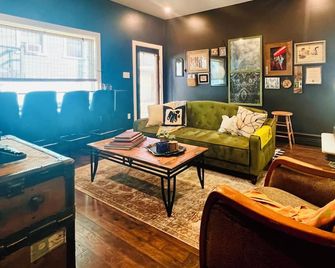 Drifterland Artistic Retreat in Lawrenceville - Pittsburgh - Living room