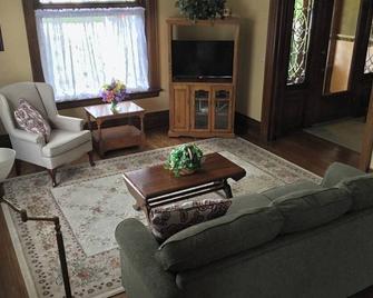 Totally Restored Historic Home In Town - Saint Marys - Living room