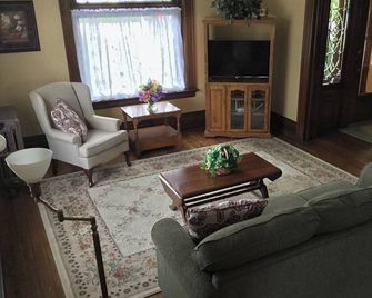 Totally Restored Historic Home In Town - Saint Marys - Sala de estar