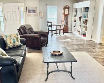 Newly Renovated Lake Home Close to Callaway Gardens & Auburn - Lanett - Sala de estar