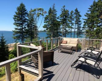 Summer Harbor waterfront home with 580 feet of shoreline - Gouldsboro - Balcón