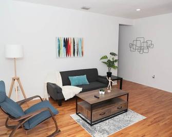 Spacious 1 bed/1bath apt great location w/parking - Coral Gables