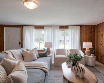 2bd/1ba King Bed, Pets Ok, Big Yard, Ac, Renovated - Terre Haute - Living room