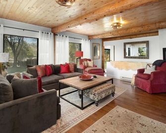 White Moon Ranch with Panorama River Views - Rifle - Obývací pokoj