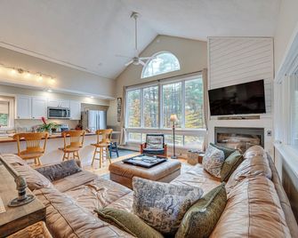 White Mountains Home w/ Hot Tub - Walk to Town! - North Conway