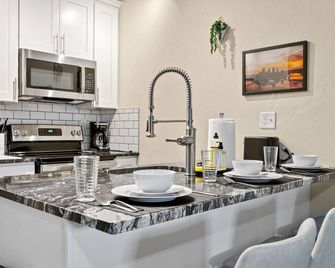 King Bed Suite With Free Parking, Step Free Access - 피츠버그 - 주방