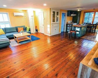 Romantic Apartment in Historic Stone Ridge - Stone Ridge - Living room