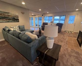 Centrally Located in Heart of Sister Lakes, Michigan - Dowagiac - Living room