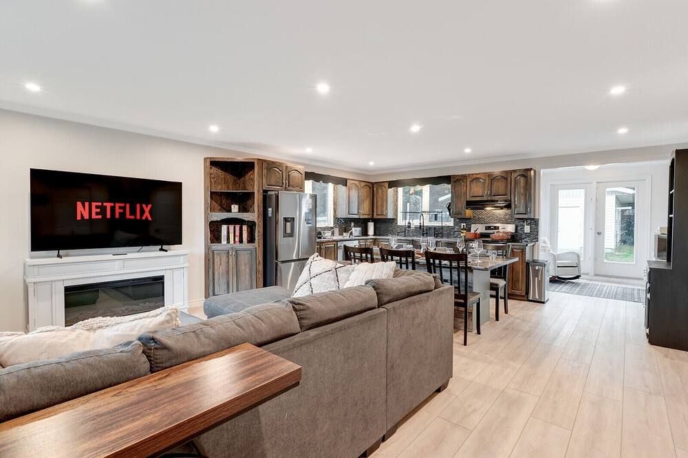 3 Bedroom Modern Getaway With Hot Tub An - Sudbury - Living room