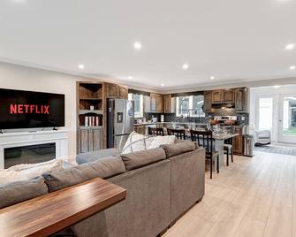 3 Bedroom Modern Getaway with Hot Tub and Pet Friendly - Sudbury - Living room